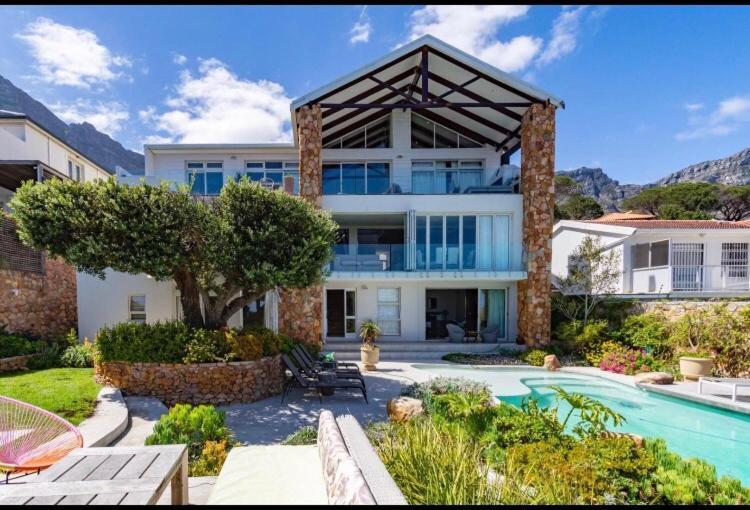 ホテル Far Horizons Camps Bay ケープタウン エクステリア 写真
